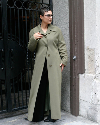 Curved collar cashmere coat. Sophistiqué